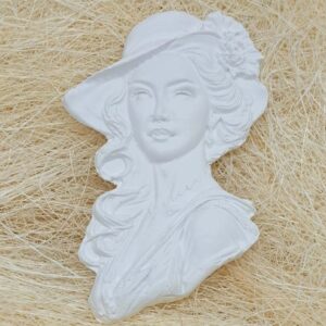 Płaskorzeźba dama w kapeluszu